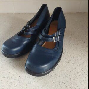 Dansko Babette , dual strap Mary Jane. Sz 40 navy leather wedge.